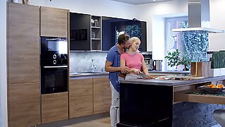Newlyweds Lovita Fate & Pal Shag în bucătărieReport acest videoclip