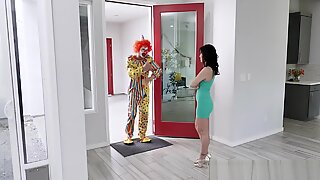 Възбуден клоун изненада гореща милф с рожден ден секс