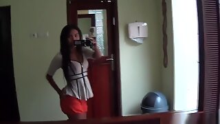 Seksowna brunetka azjatki panienki wygłupia się z kamerą