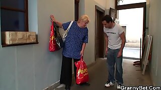 Nuori kaveri auttaa vanha Mummo