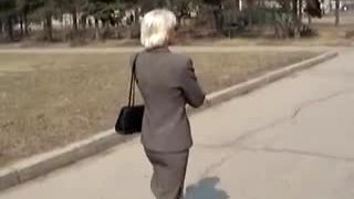 Sexet guldhårede russisk mor jeg vil gerne kneppe poserende udendørs