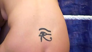 Tattooed bambina cunnilingus anale lesbica beautys culo
