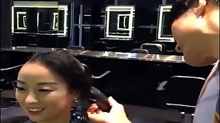 Vakker asiatisk jente hodebarbering