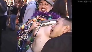Mardi Gras sexy bradavka lízání na roztomilé dívce