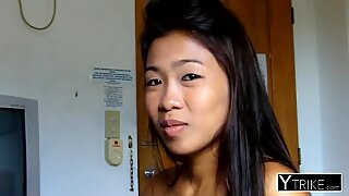 Красавици тайландки момиче показва тя зашеметяваща свирка умения