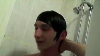 Необучен млад гей Макс Браун взима душ и започва празнене