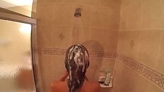 Lelu Love - tvättar hår i duschen