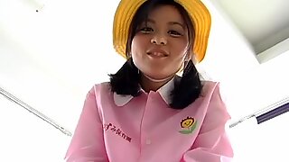 Głupia azjatki nastolatka maki chan wkłada ubrania babunie